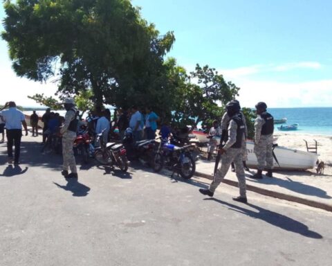 Army soldiers supported the Police to control the demonstration of the fishermen, who demand that they be allowed to buy fuel without restrictions.