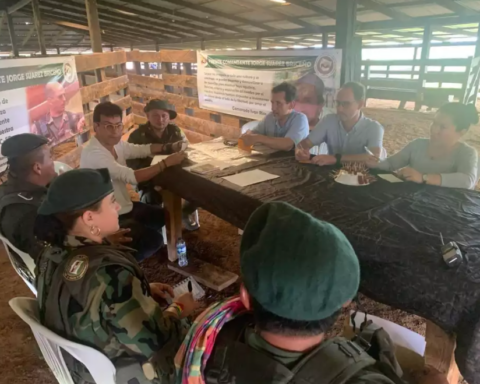 Government and FARC dissidents began rapprochement before possible dialogues