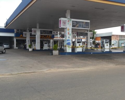 Government announced drop of $3 per liter in the price of gasoline