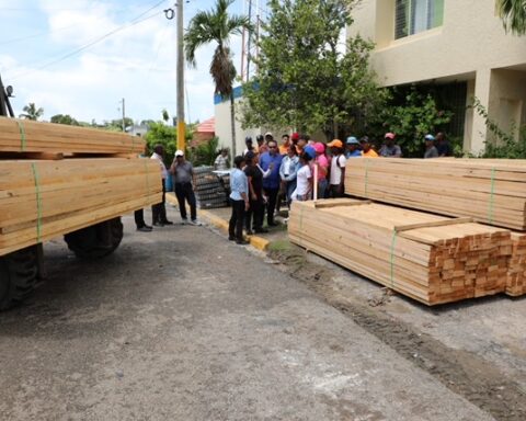 Gobierno realiza operativo reparación de 300 casas afectadas por Fiona