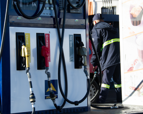 Government established the reduction of 3 pesos in the price of gasoline in October