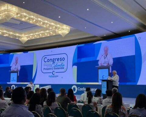 Gustavo Petro participates in the closing of the Congress of Confecamaras
