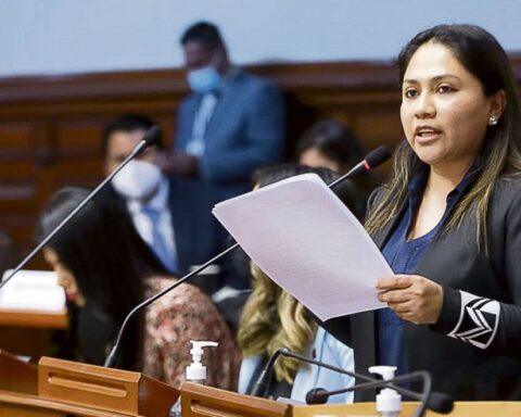 Heidy Juárez after broadcasting the audio between Camones and Acuña: "They want to split us up"