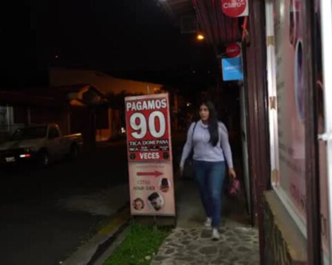 How are Nicaraguans informed in Costa Rica?