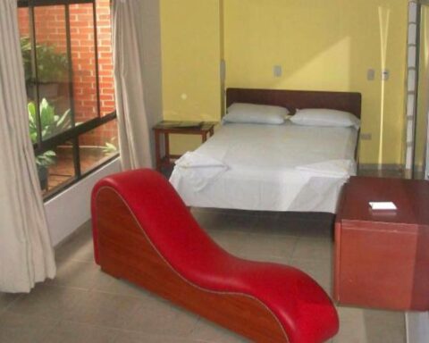 How many motels are there in Colombia and who regulates them?