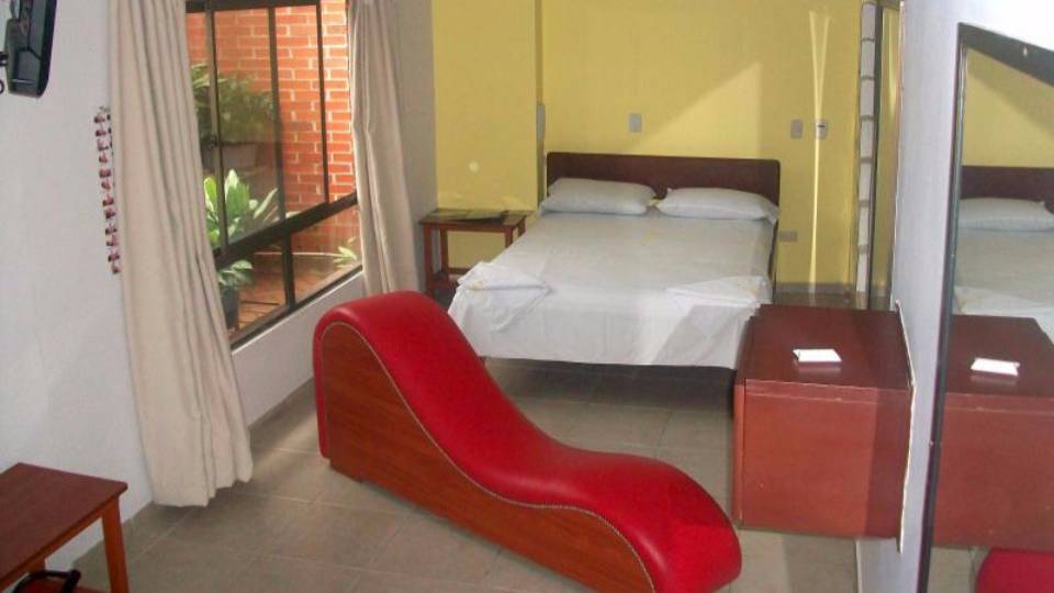 How many motels are there in Colombia and who regulates them?