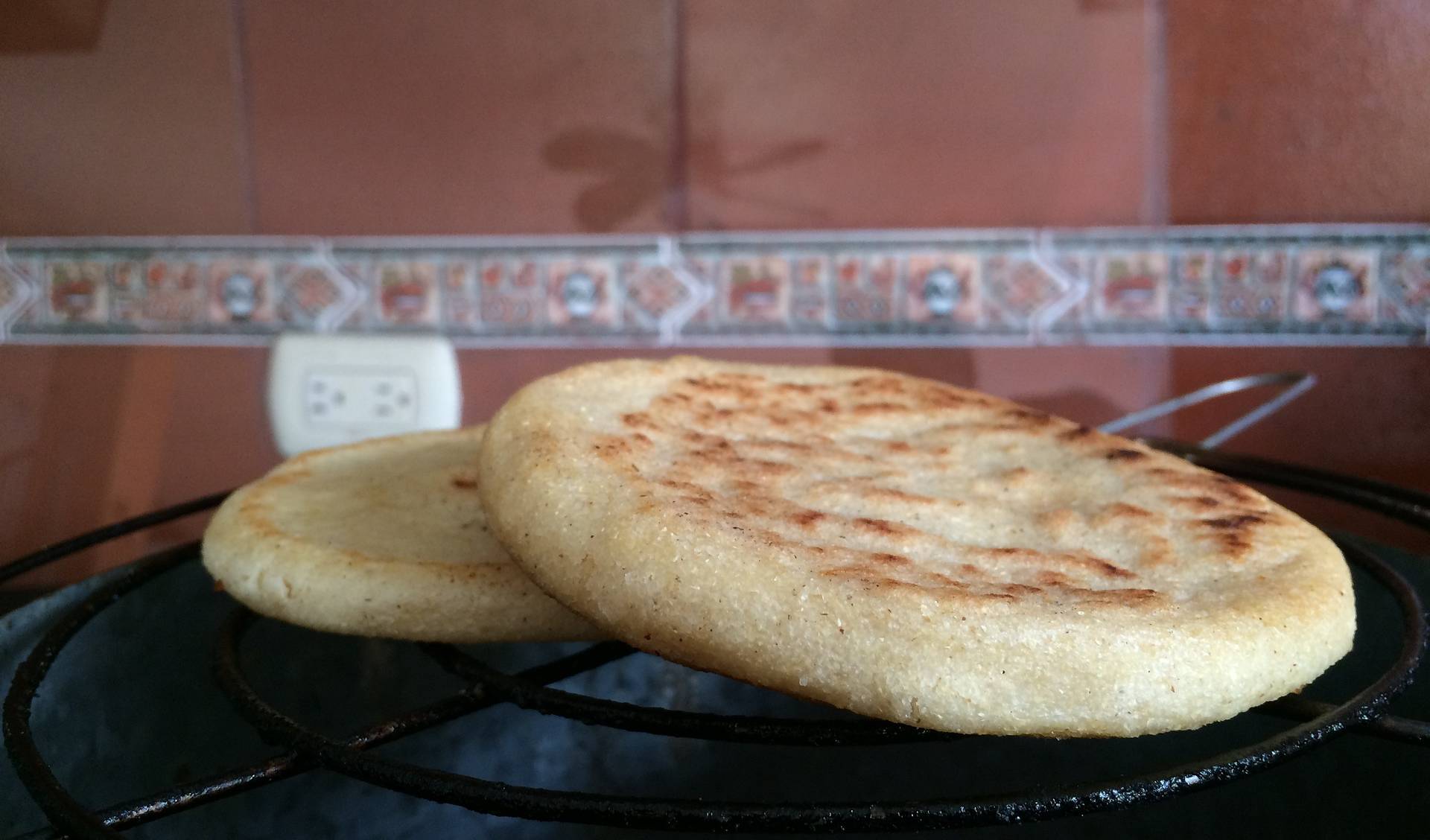 How many varieties of arepas are there in Colombia?
