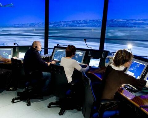 How to access a scholarship for air traffic controller, a well-paid job