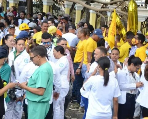 Cientos de personas marchan en Santiago contra ARS y AFP