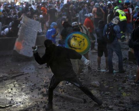 Hundreds of young people demonstrate in the center of Santiago de Chile