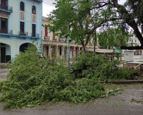 Ian's winds leave Havana dark and more depleted