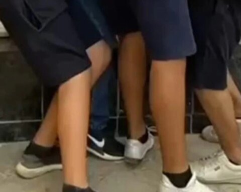 In a group they beat up a schoolboy on his birthday and send him to the hospital in Huancayo