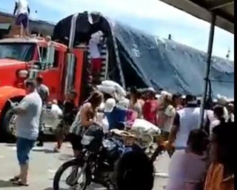 In miners' blockade they loot 30 cargo vehicles