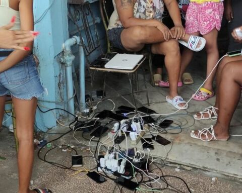 In search of the lost current, Cubans recharge their mobiles in hospitals and hotels