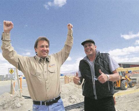 In the MAS they do not play for Evo Morales and he assures that they "kick" him from behind