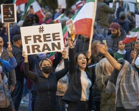 Iranian president asks the police to act with "firmness" before protesters