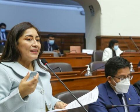 Kelly Portalatino announces that the Free Peru bench will vote in favor of censuring Minister Geiner Alvarado