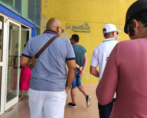 La Puntilla, a foreign currency shopping center that is out of stock and with high prices