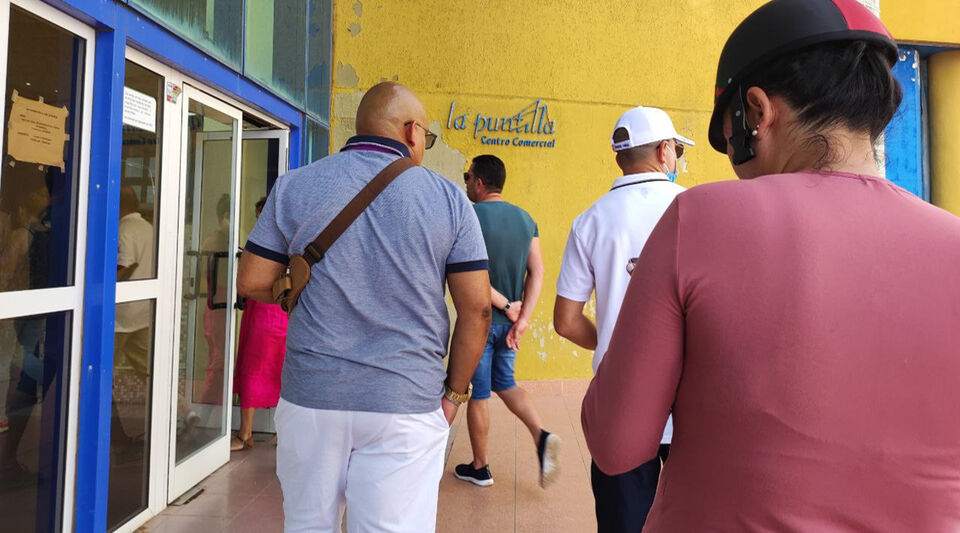 La Puntilla, a foreign currency shopping center that is out of stock and with high prices