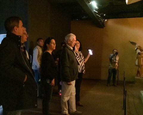 Lambayeque: Nobel Mario Vargas Llosa visits the Royal Tombs of Sipán museum