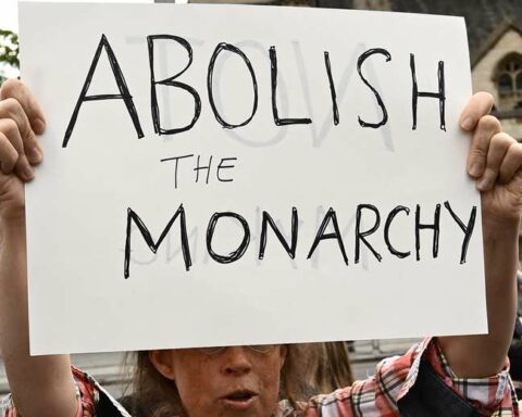 Latinos in London, between indifference and indignation at the lavish royal funeral