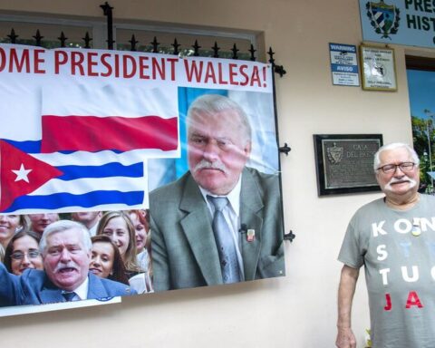 Lech Walesa suggests to the Cuban opposition to take advantage of an official act to demand freedom