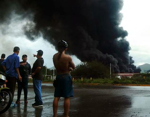 Lightning causes a fire in a Venezuelan refinery