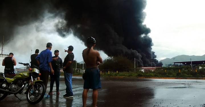 Lightning causes a fire in a Venezuelan refinery