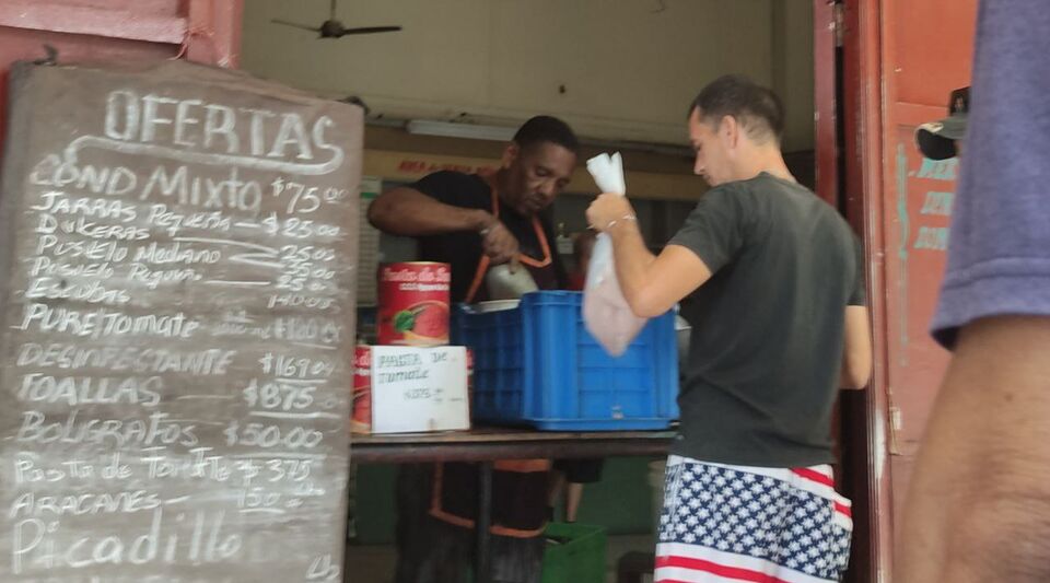 Liquid chicken mincemeat in Havana, for "only" 65 pesos