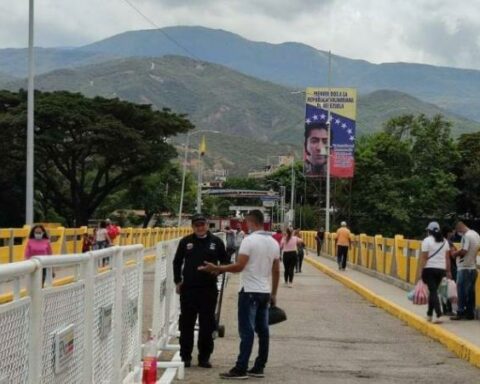 List the date of reopening of the border between Colombia and Venezuela