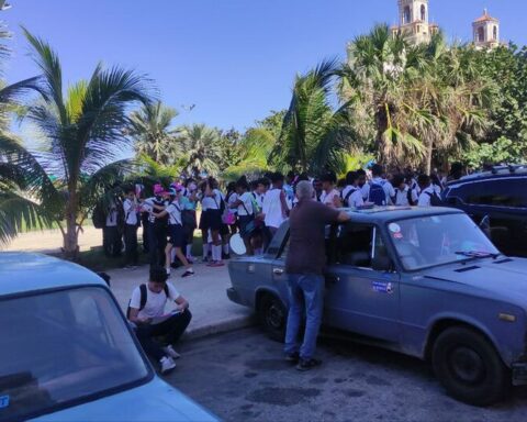 Little enthusiasm and expensive food in a "March" official in support of the Family Code in Havana