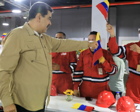 Maduro offers to "help the world" with oil and gas that PDVSA does not produce