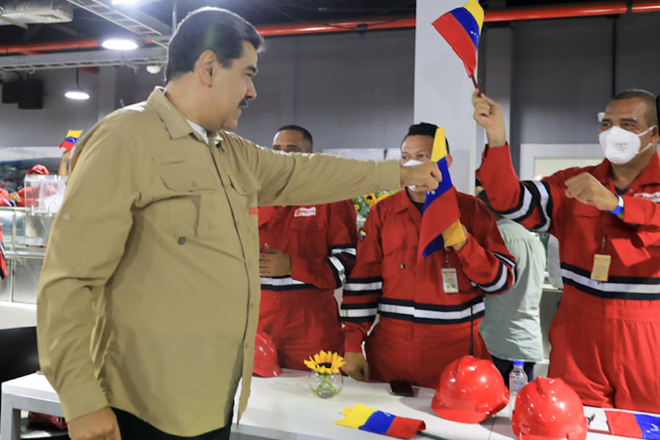 Maduro offers to "help the world" with oil and gas that PDVSA does not produce