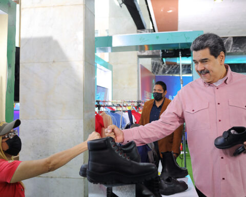 Maduro promises "cheap" footwear and a fully face-to-face 2022-2023 school year