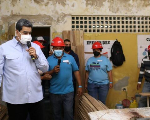 Maduro promotes his VenApp to young people before the start of the school year