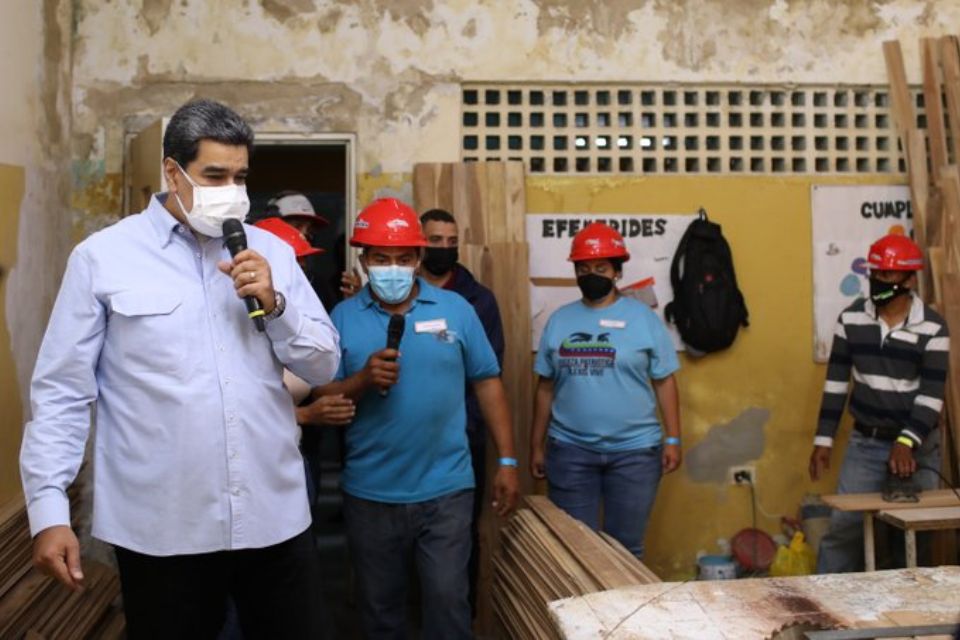 Maduro promotes his VenApp to young people before the start of the school year