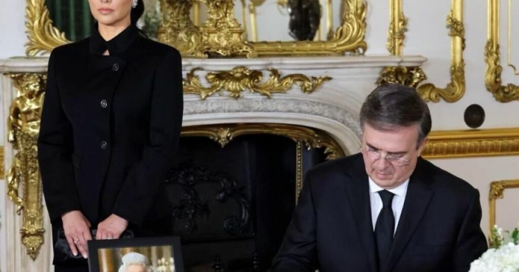 Marcelo Ebrard signs book of condolences for Queen Elizabeth II in London