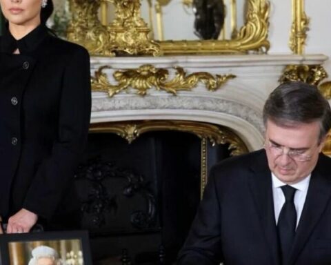 Marcelo Ebrard signs book of condolences for Queen Elizabeth II in London