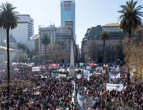 Massive marches throughout the country after the attack against Cristina