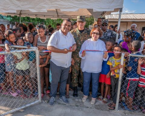 Alcalde Fernández inaugura parque infantil en sector de Barahona