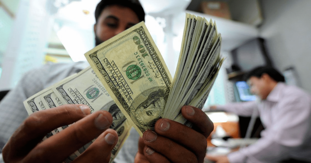 Mexican households receive 5,296 million dollars in remittances, the highest level captured for a month