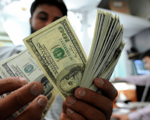 Mexican households receive 5,296 million dollars in remittances, the highest level captured for a month