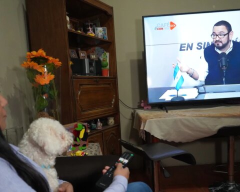 Migrants and exiles stay connected with Nicaragua through internet media