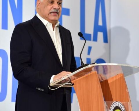 Miguel Vargas condena compra de dirigentes políticos opositores