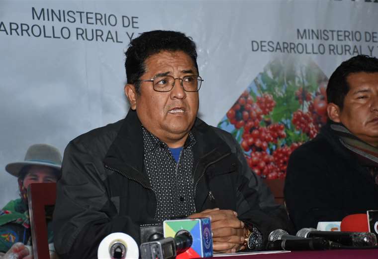 Minister summons mayors of the Yungas to a meeting and criticizes childish attitudes of the cocalero leadership