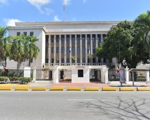 Ministerio de Educación aplaza apertura del año escolar por paso de Fiona