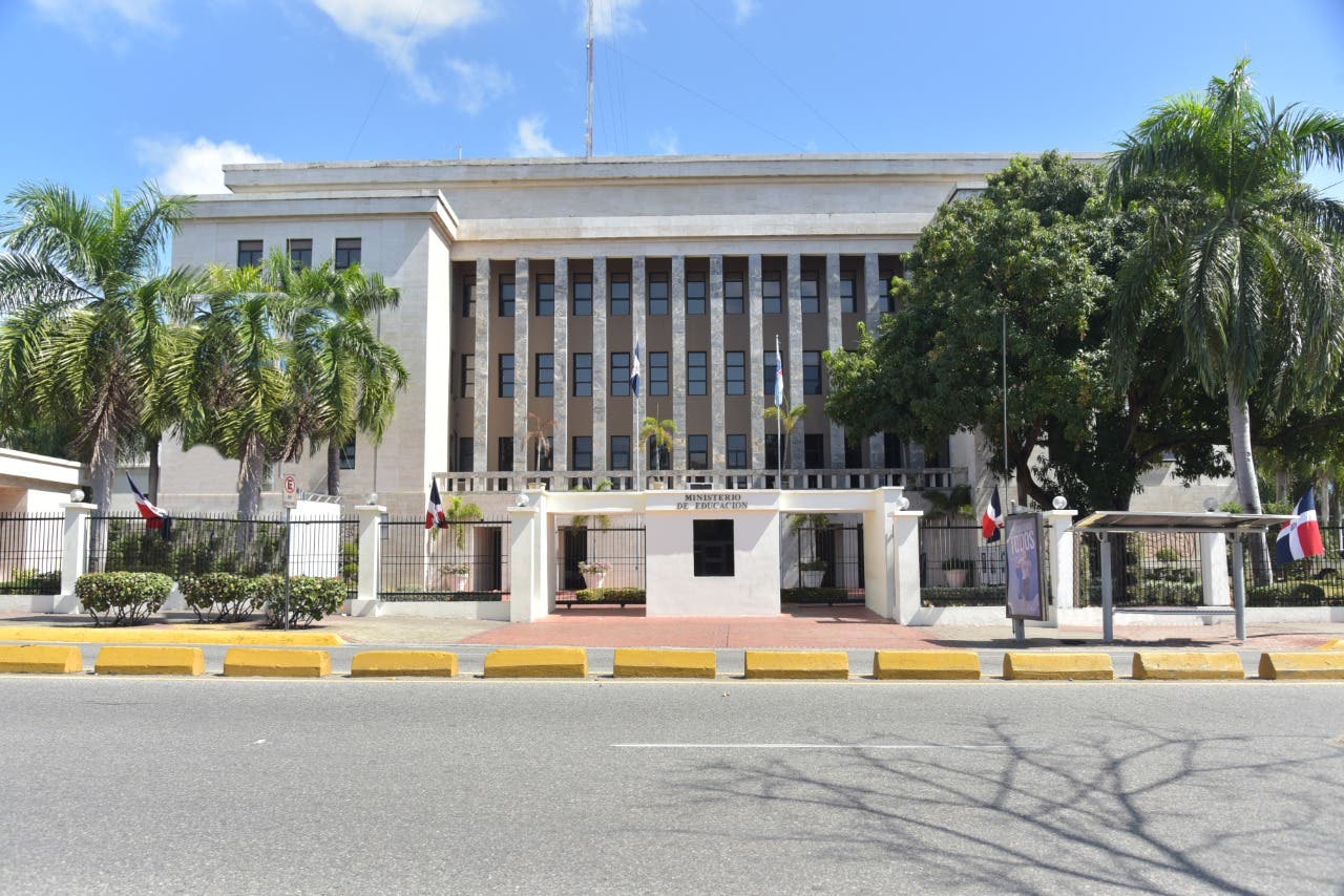 Ministerio de Educación aplaza apertura del año escolar por paso de Fiona