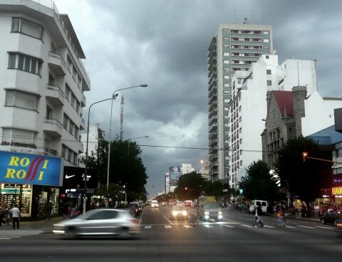 Monday with a probability of showers during the morning and a maximum of 23 degrees in AMBA