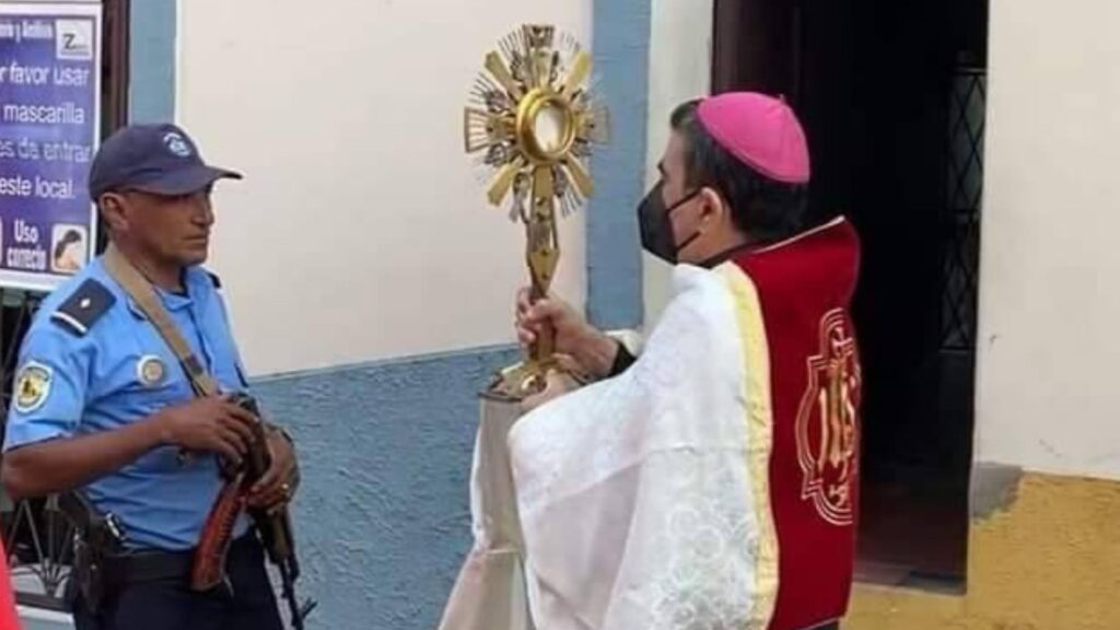 Monsignor Rolando celebrates 17 days since the kidnapping and almost a month of police siege by Daniel Ortega