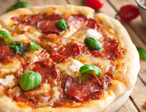 More than 1,000 stores across the country participated in "The night of pizza and empanada"